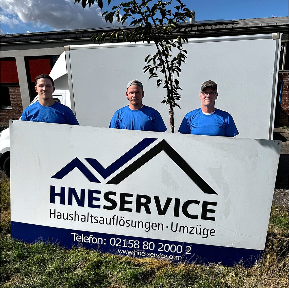 Das Team von HNE Service hinter dem Firmenschild: Haushaltsauflösungen und Umzüge, Telefon 02158 80 2000 2