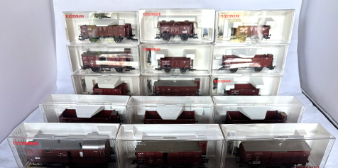Sammlung von Modelleisenbahn-Waggons in Originalverpackung aus einer Haushaltsauflösung