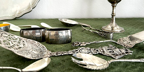 Antikes Tafelsilber mit Serviettenringen und verzierten Vorlegelöffeln aus einem Nachlass